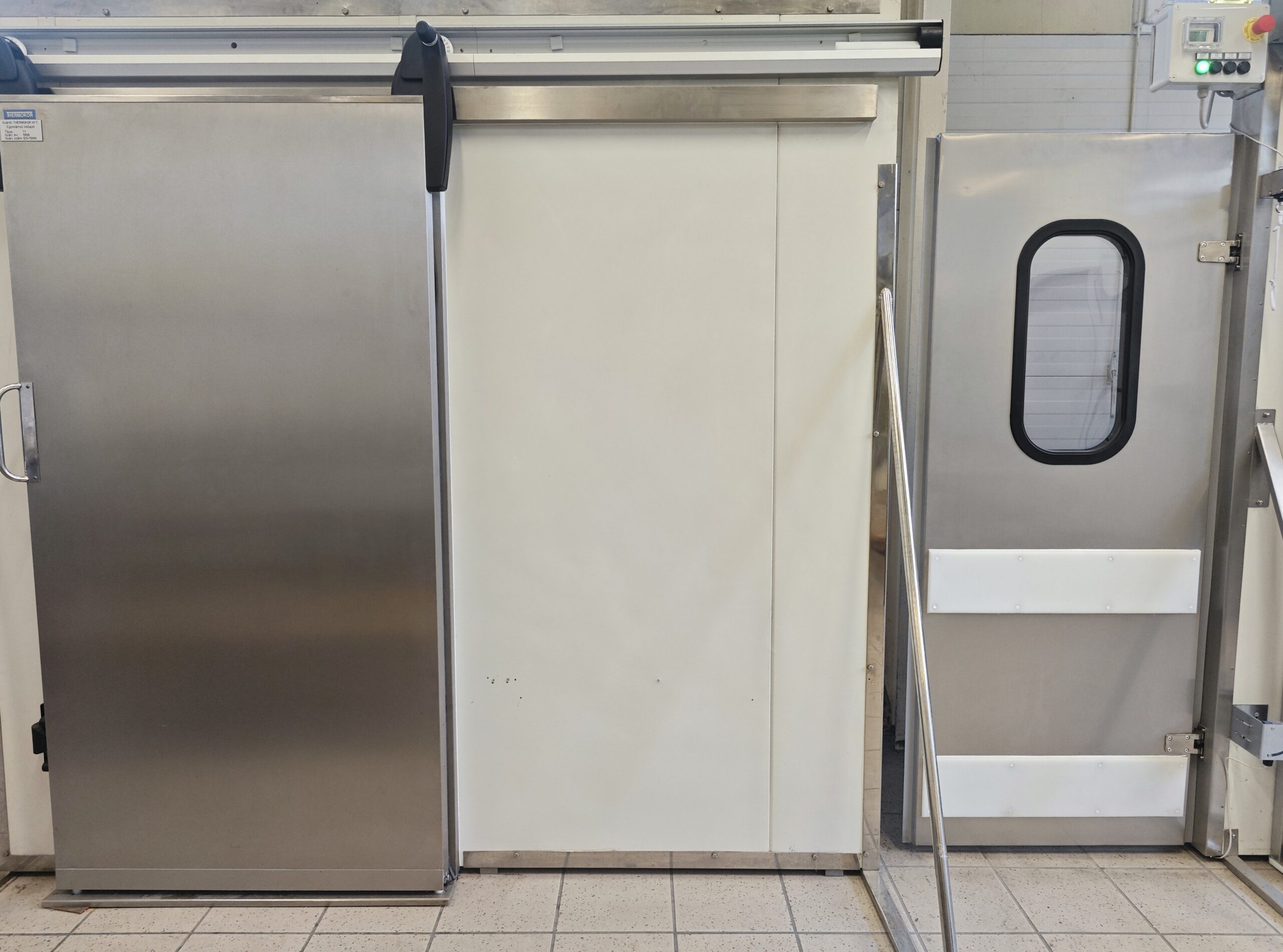 HACCP kompatibilis rozsdamentes lengőajtó élelmiszeripari környezetben