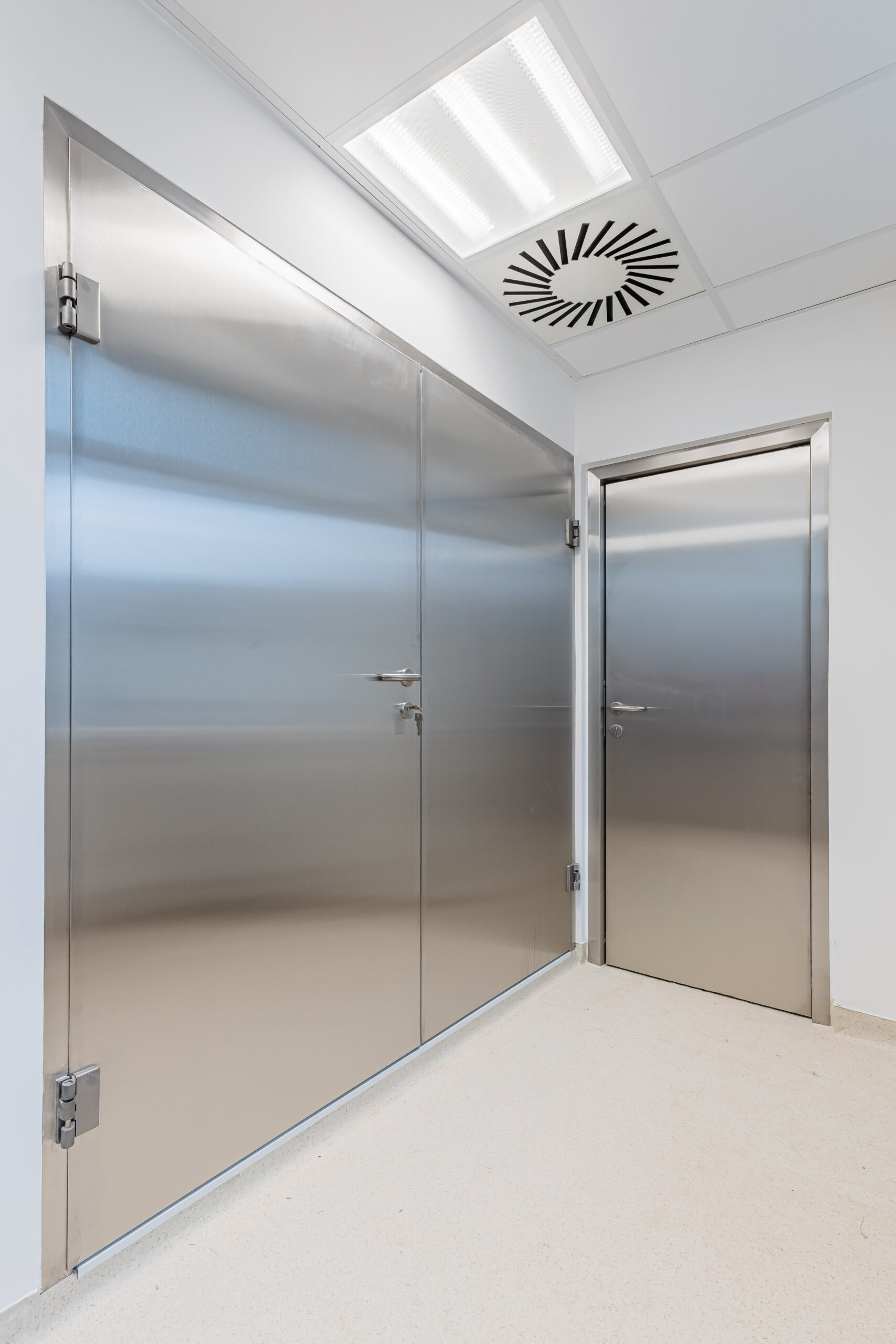 Acid-resistant door in dairy and meat industry environments